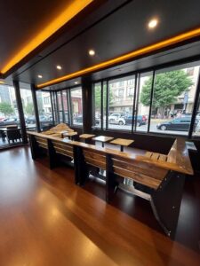 Luxus-Café mit Naturholz-Flair
