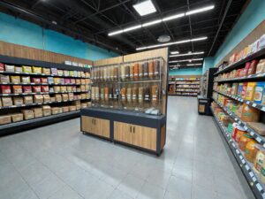 Wandregal mit Holzrückwand und Unterschrank