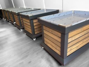 FlexiStand™ – Présentoir Alimentaire Modulaire et Saisonnier